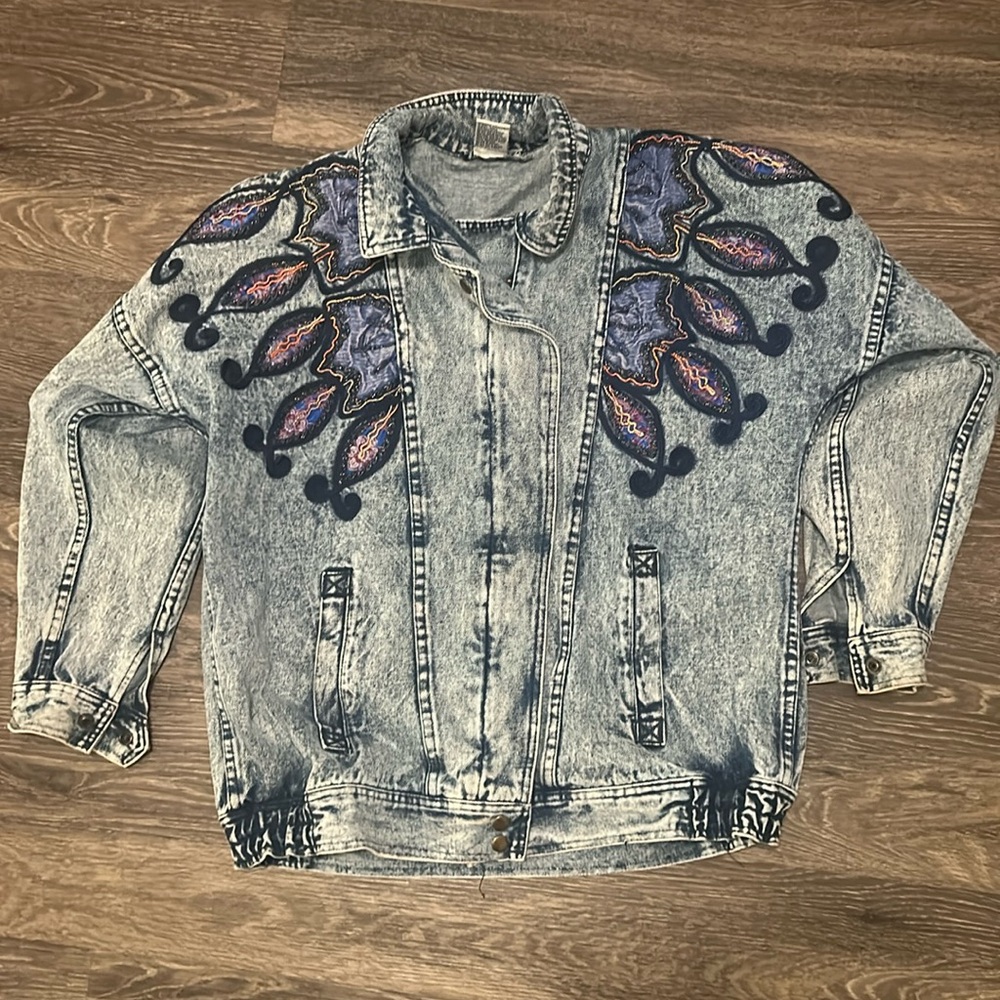 Vanna White Vintage acid wash jean jacket embroidered, beautiful size small 90s